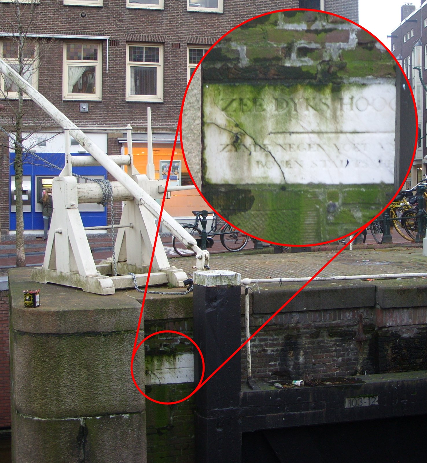 The 1684 Huddesteen marker remains set into the masonry of Amsterdam’s Eenhoornsluis, its carved inscription visible.